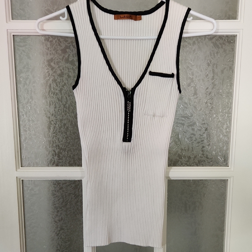 Chic Ribbed Sleeveless Top with Black Trim